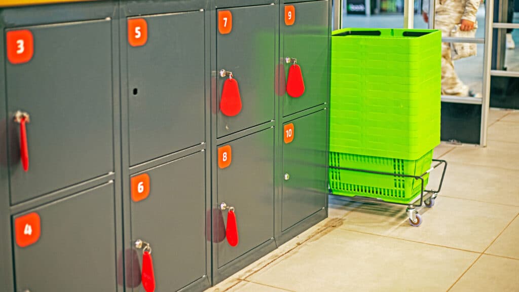 Казахстанцы могут не сдавать сумки и пакеты в супермаркетах