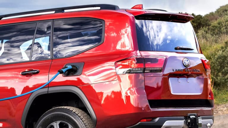 У Toyota Land Cruiser 300 может появиться порт для зарядки