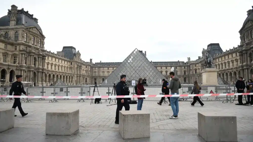 Охранников Лувра подозревают в сговоре с грабителями