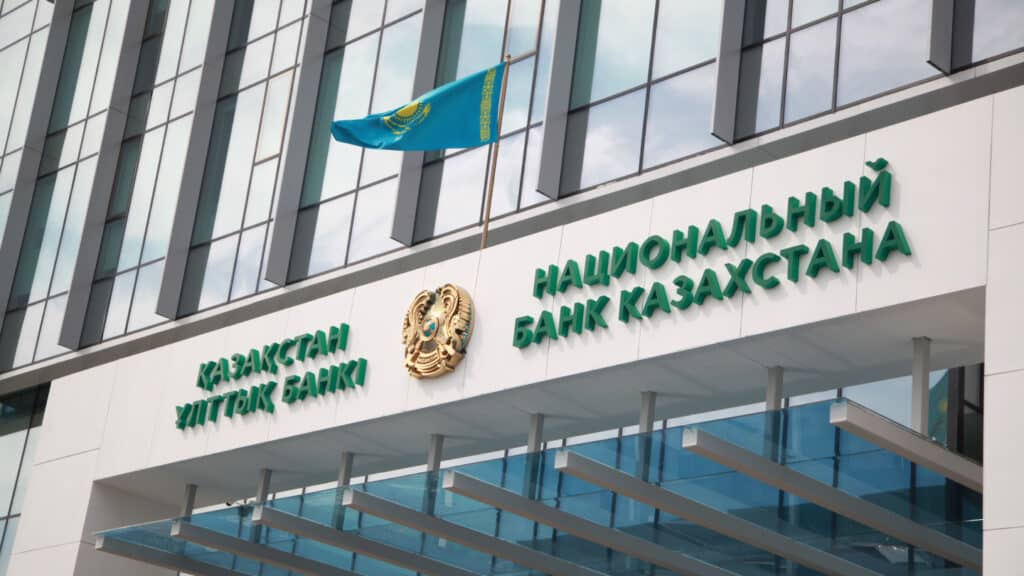 Нацбанк на 61% увеличит продажи валюты через «зеркалирование» на фоне падения тенге