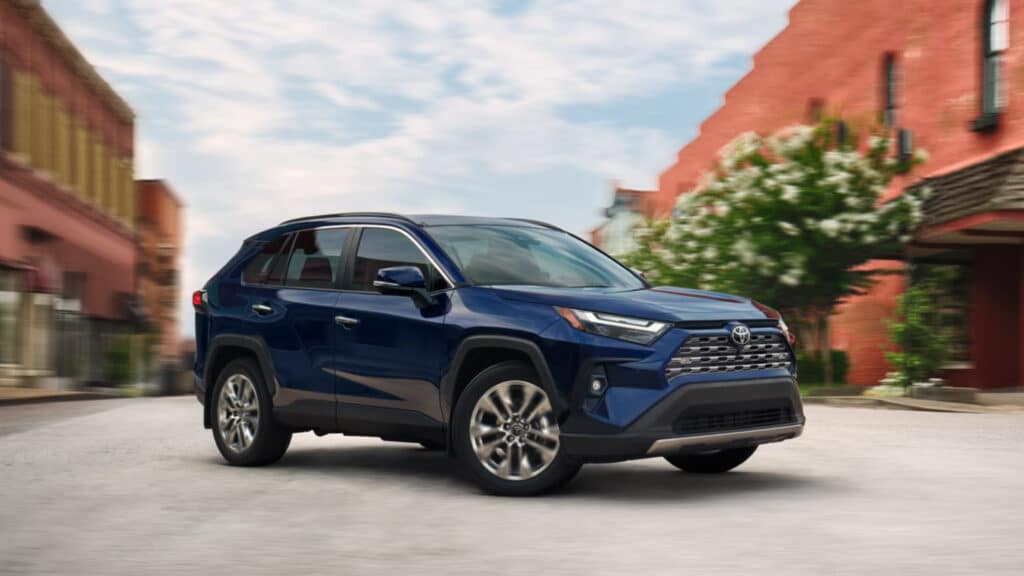 Продажи Toyota RAV4 пятого поколения растут на фоне анонса новой версии