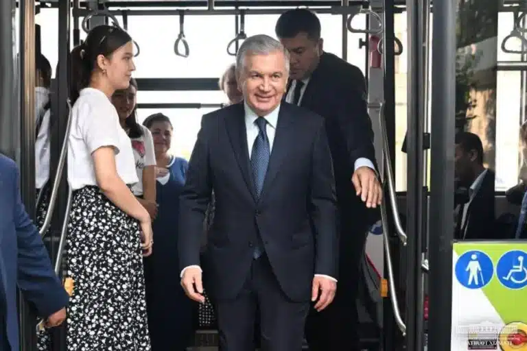 Өзбекстан президенті Шавкат Мирзиёев Ташкентте автобуспен қаланы аралады