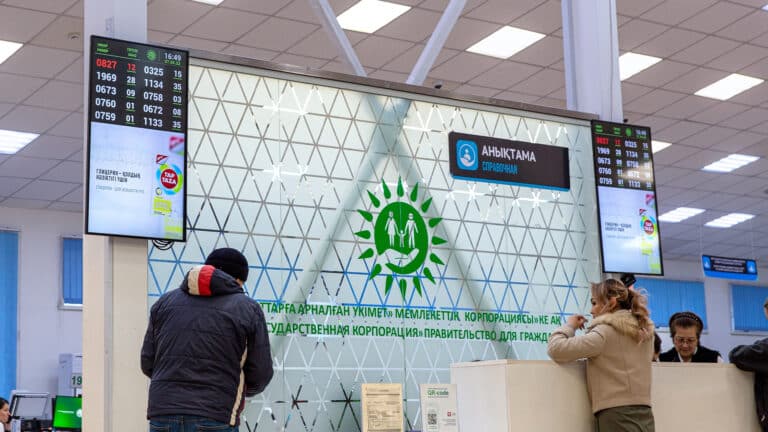 Как работают банки, биржи и ЦОНы в День Республики