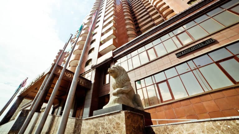 Самый большой отель Казахстана сдает номера за 16 тыс. тенге в сутки