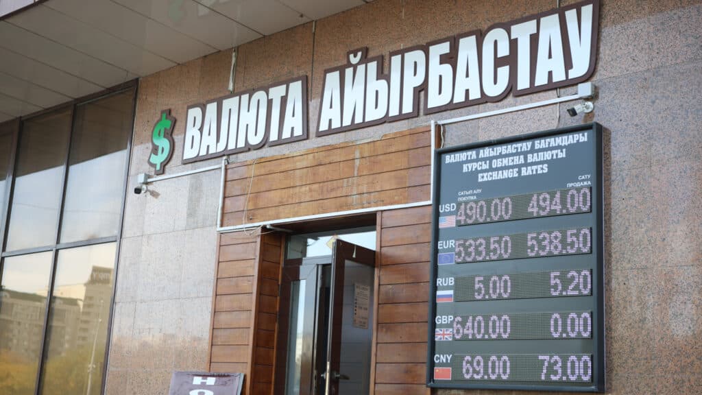 Казахстанцы стали меньше скупать доллары: спрос упал до минимума с весны