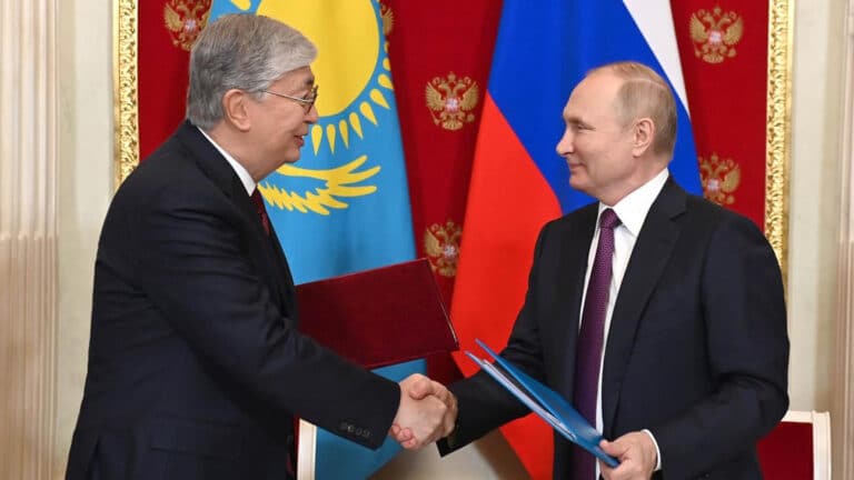 С днем рождения Токаев поздравил Путина