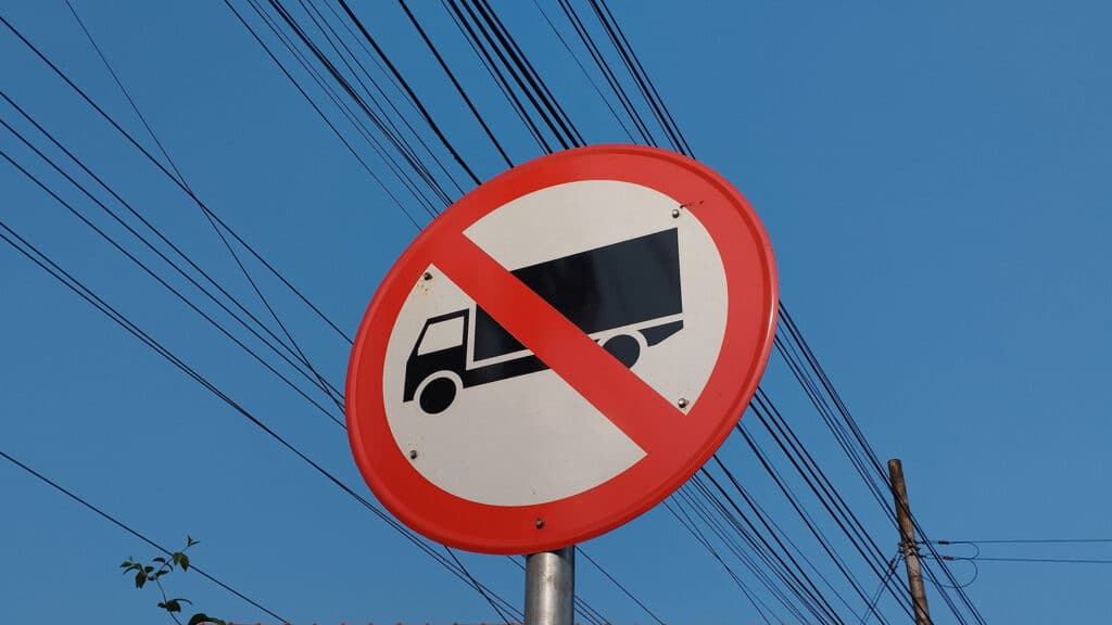 Казахстанцам запретят ввозить и ставить на учет грузовики и автобусы