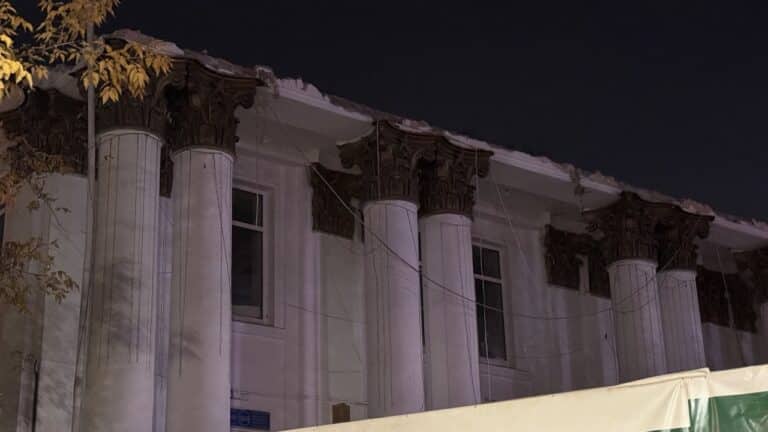 Подрядчик доломал часть легендарной 56-й гимназии Алматы даже после волны возмущения