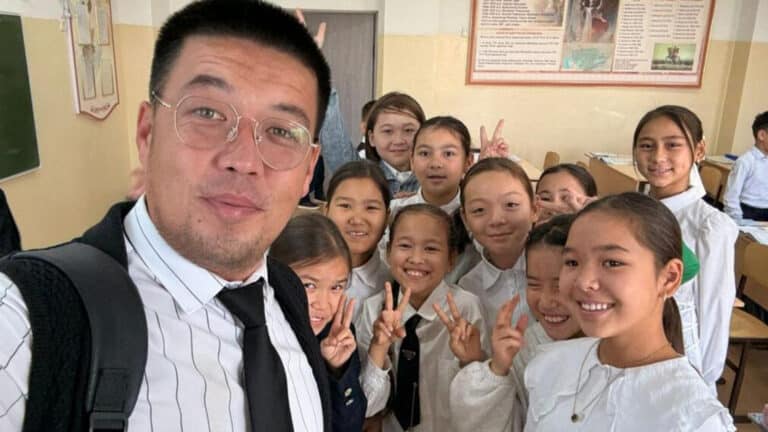 Лучший учитель Казахстана преподает сельским школьникам английский через рэп