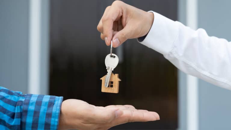 Почти 2 тыс. рабочих в Казахстане получили квартиры