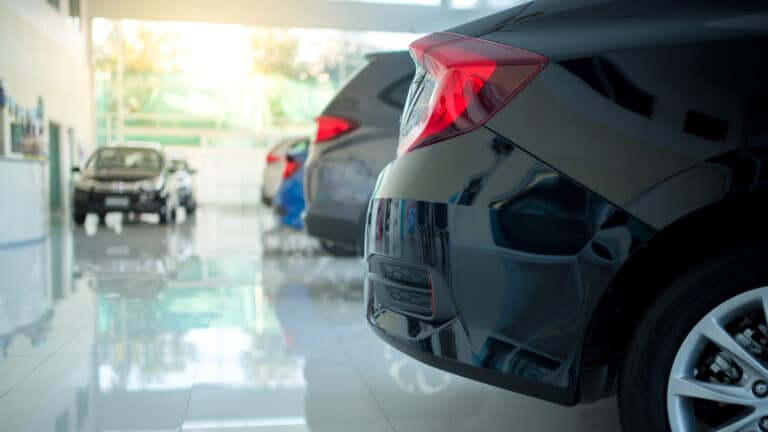 В Казахстане может возникнуть дефицит авто из-за россиян