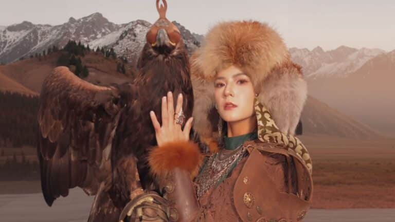 Китайская блогер-миллионица восхитила соцсети фотосессией с беркутами на «Шымбулаке»