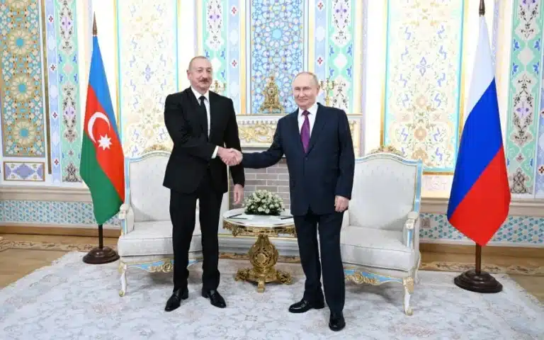 Путин и Алиев обсудили катастрофу самолета Azal под Актау