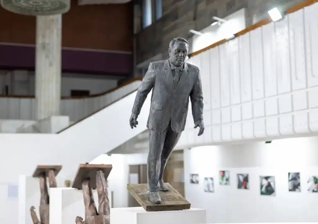 құлап бара жатқан Назарбаев мүсіні