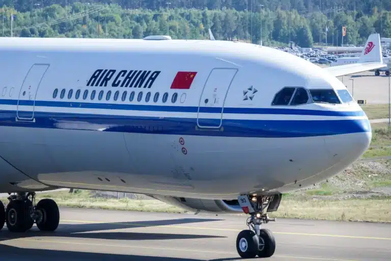 Самолет Air China экстренно сел в Шанхае из-за возгорания батареи в ручной клади