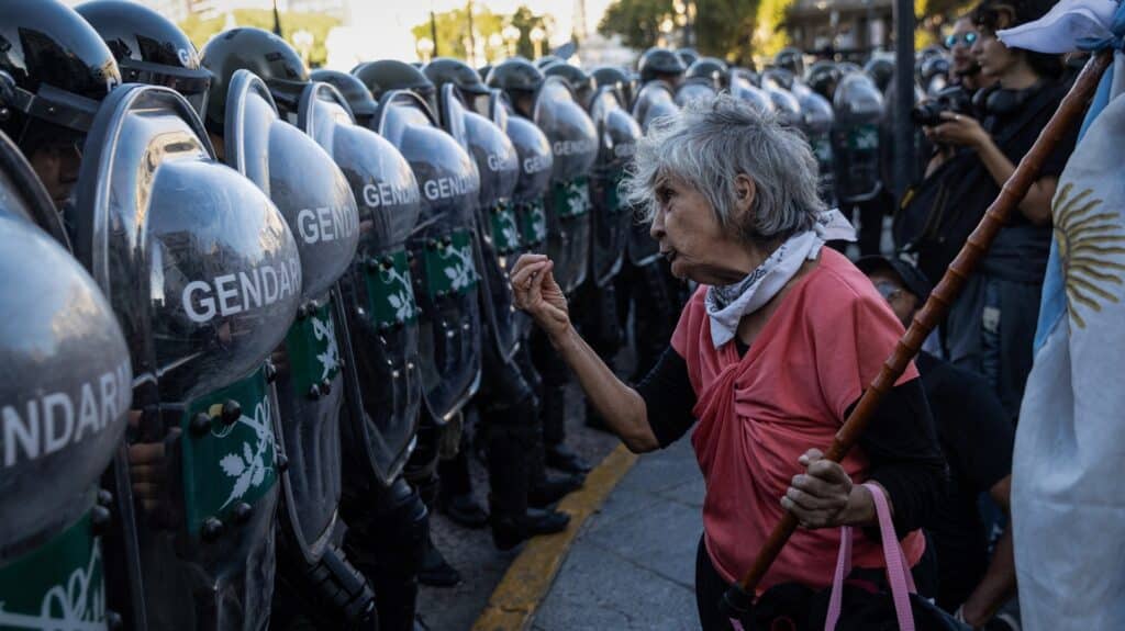 Зейнеткерлер көтерілді: Аргентинада ақша құнсыз, зейнетақы аз