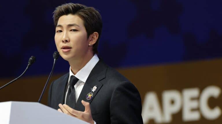 BTS жұлдызы RM шекара мен шектеуден бас тартуды ұсынды