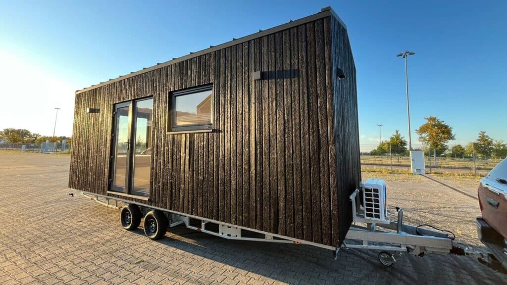 Дом на колесах из Литвы объединил японский минимализм и скандинавский уют