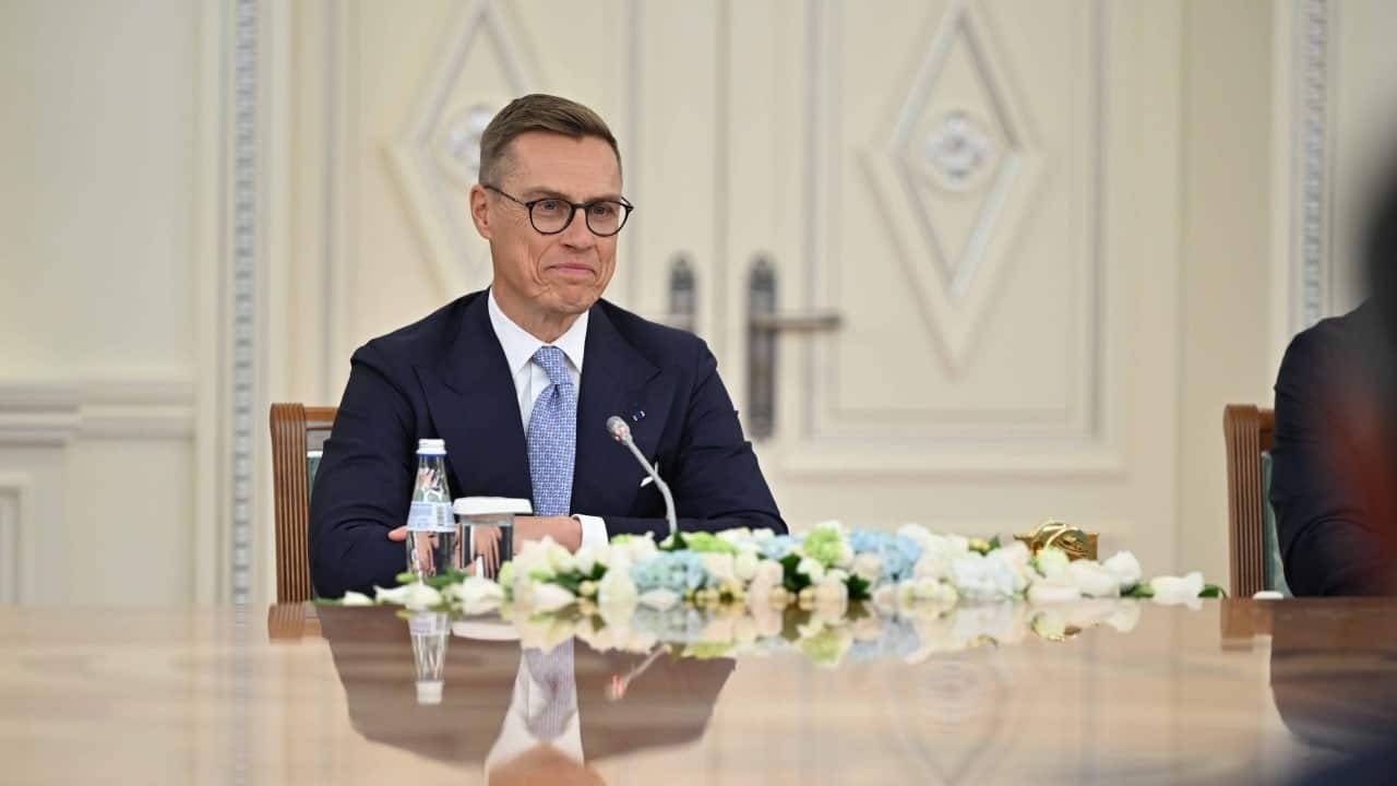 Финляндия президенті Александр Винокуровтың жейдесін сый ретінде алыпты / фото: Ақорда
