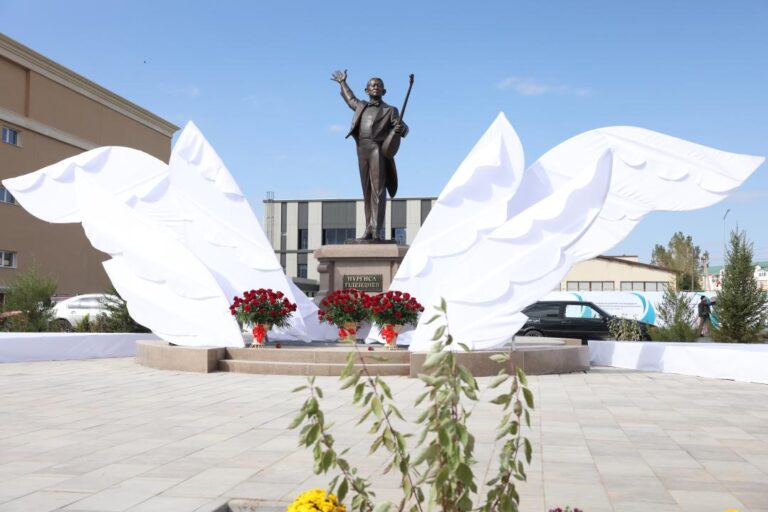 Алматы облысында Нұрғиса Тілендиевке ескерткіш пен жаңа мәдениет үйі ашылды