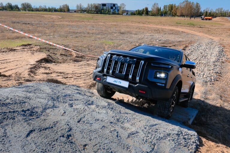 JAC устроила экстремальные тест-драйвы на автодроме Sokol под Алматы