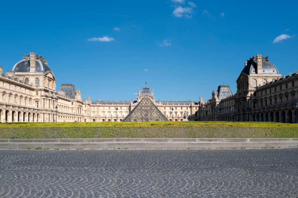 Драгоценности Наполеона похитили из Лувра