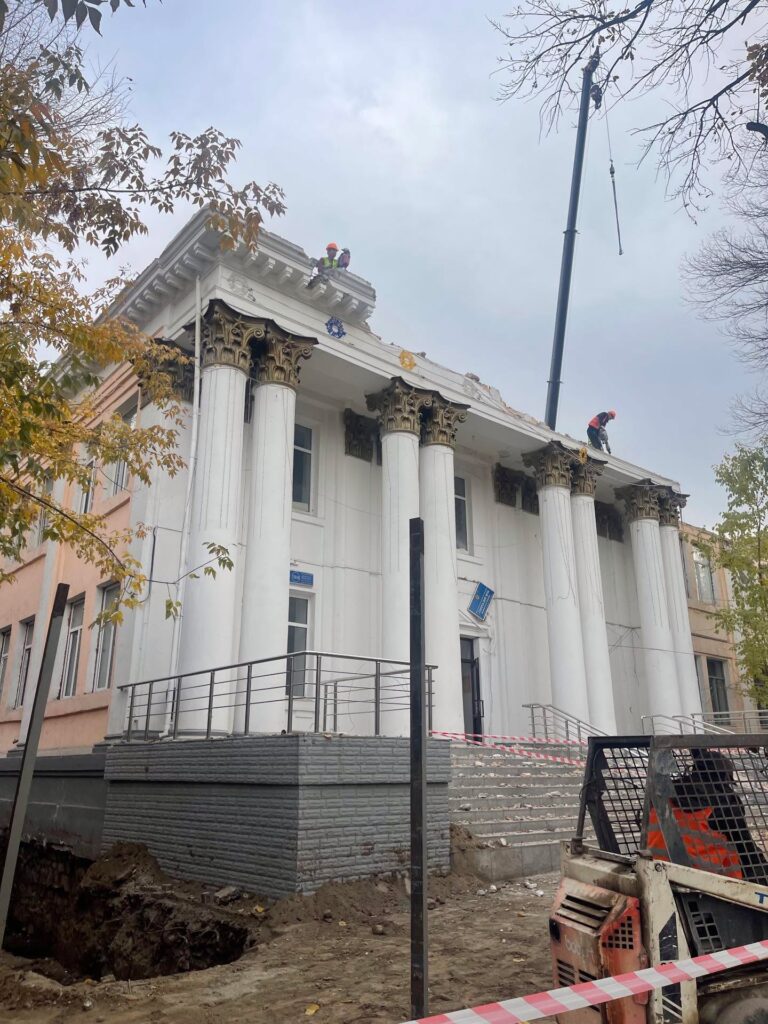 «Қасбетін қалдырамыз»: Алматы билігі №56 мектептің жөнделуі жайлы