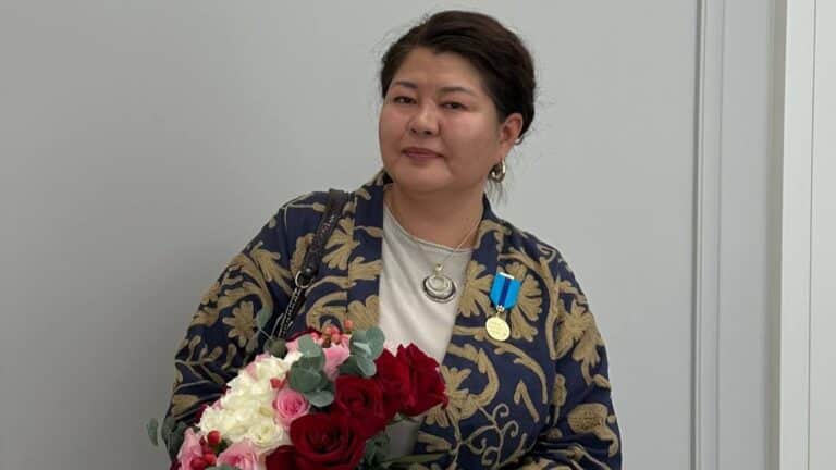 «Калькасыз қазақ тілі» арнасының авторы «Ерен еңбегі үшін» медаль алды