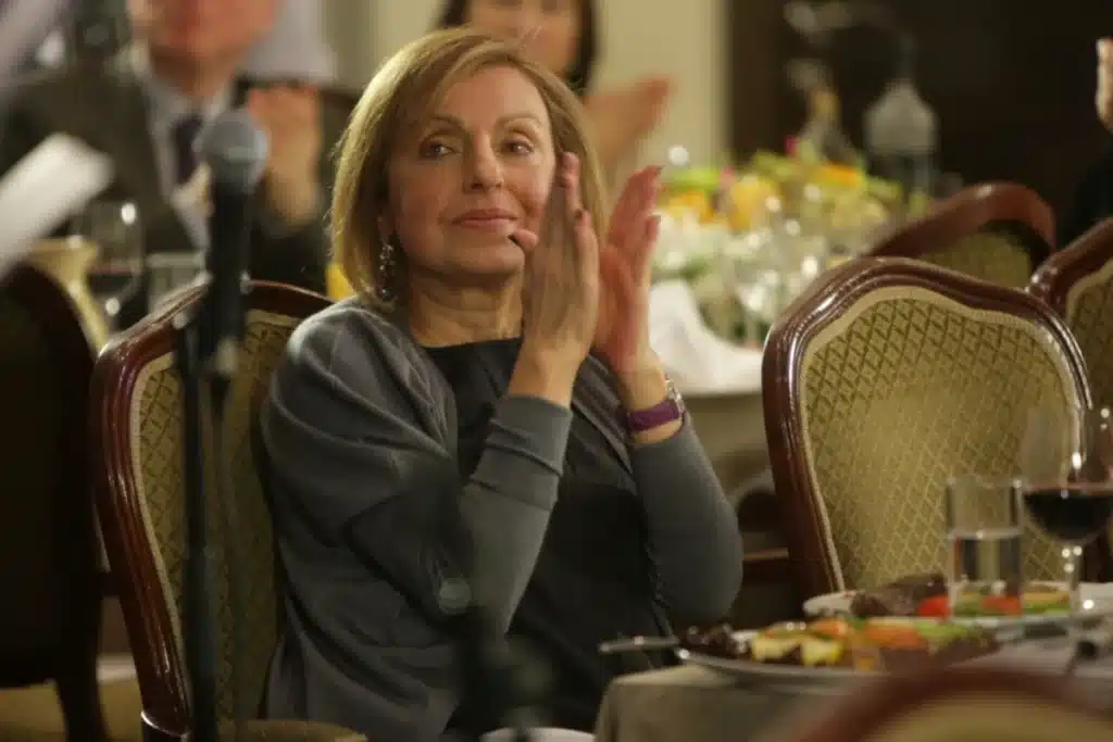 Әзербайжан президенті Илхам Әлиев үлкен әпкесін орденмен марапаттады