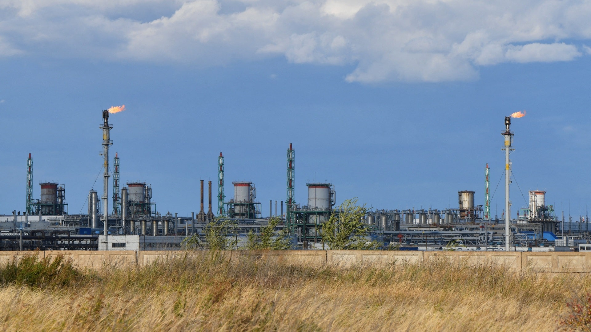 Орынбор газ өңдеу зауыты / фото: REUTERS/Alexander Manzyuk