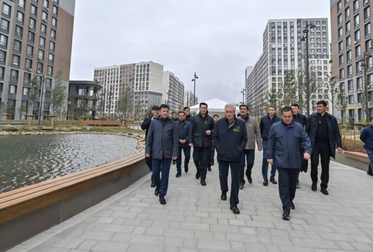 Токаев ознакомился с благоустройством бульвара Greenline в Астане