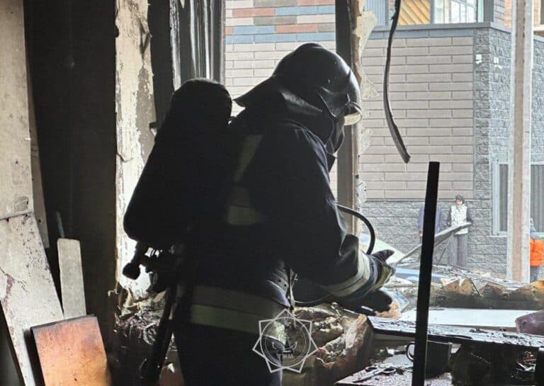 В Караганде спасатели эвакуировали 33 человека из горящего дома