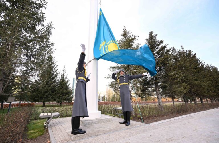 Флаг Казахстана торжественно подняли в честь Дня Республики