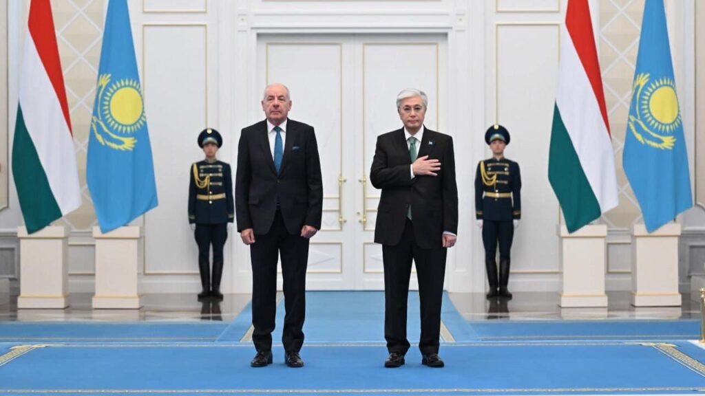 Тоқаев Мажарстан президентін салтанатты түрде қарсы алды