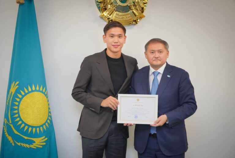 Шерхан Қалмырзаға ректорлық грант табысталды