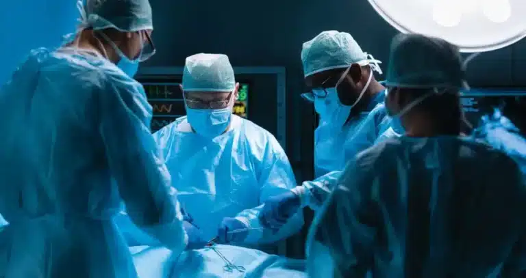 Бұқарада 24 жастағы әйел пластикалық операциядан кейін көз жұмды