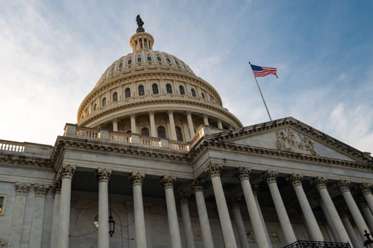 Сенат США вновь голосует по планам выхода из шатдауна