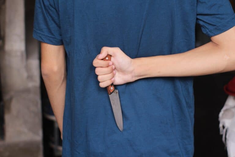 Слухи о мужчине с ножом в общежитии опровергли в вузе Павлодара