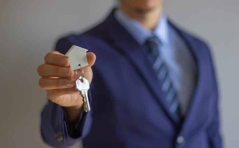 В Шымкенте осудили мошенника, отбиравшего у людей квартиры