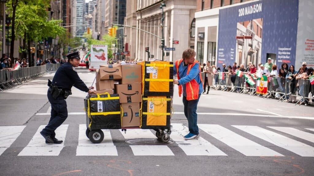 Amazon жұмысшысы мен полиция қызметкері / фото: shutterstock