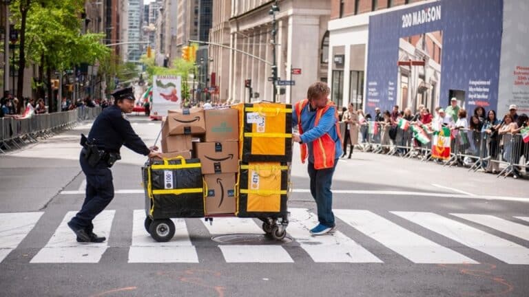 Америкада жұмыс тапшы: Amazon 30 мың адамды қысқартып жатыр