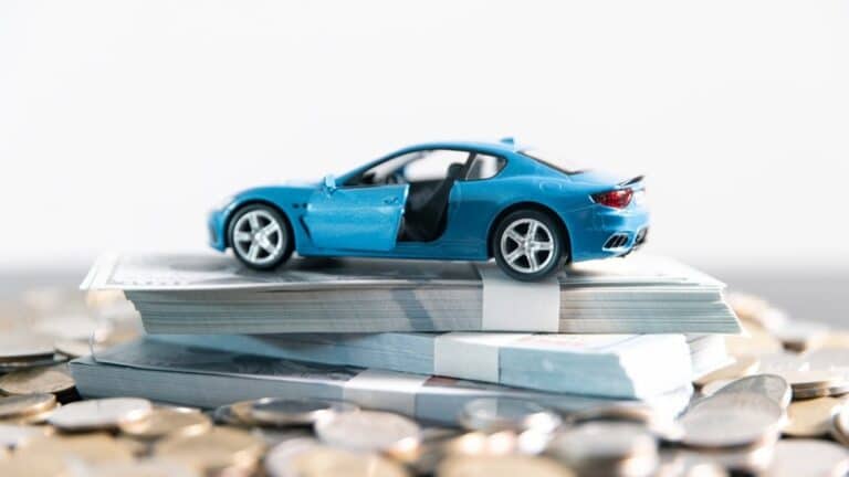 Алматыда қарызы көп көліктерді айыппұл тұрағына әкетіп жатыр