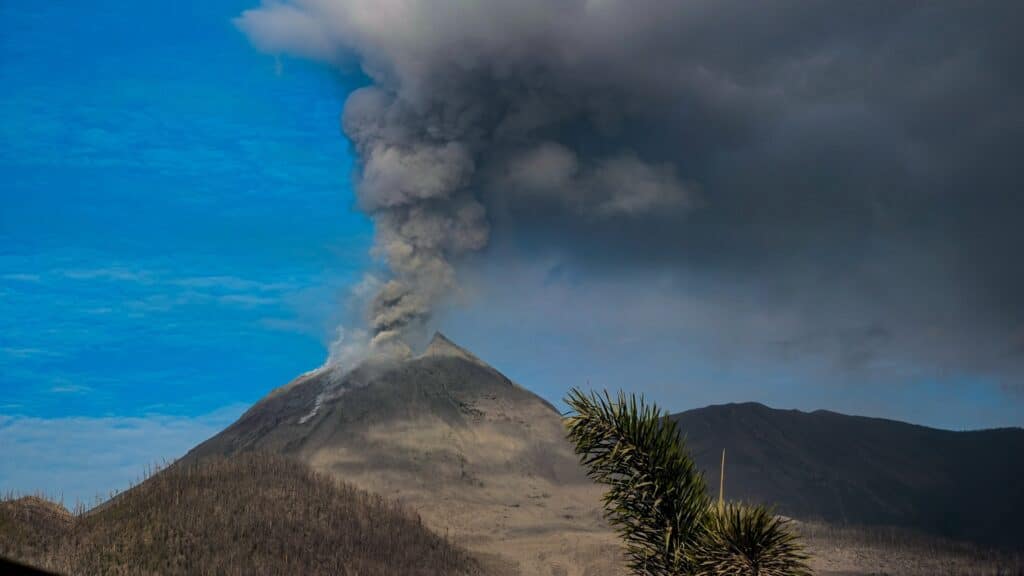 Индонезияда жанартау атқылап, қою түтін 10 шақырымға көтерілді