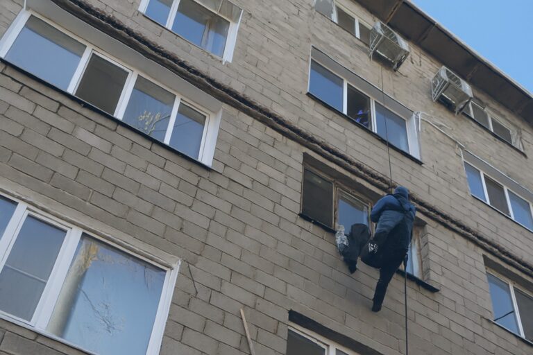 Павлодарские спасатели предотвратили падение женщины с третьего этажа