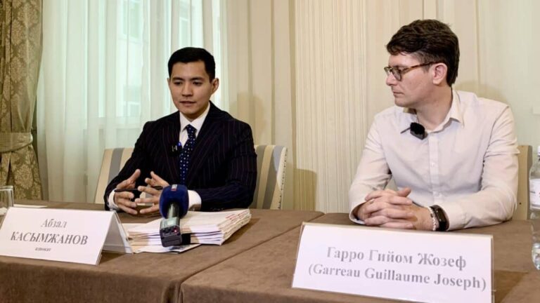 Америкалық баласын ұрлаған әйелінің қайда екенін айтқандарға 5 млн тг беруге дайын