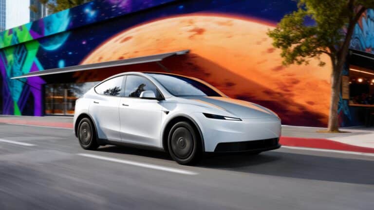 Жаңа, арзан Tesla Standard Қазақстанға қашан, қандай бағамен жетеді