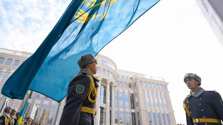 Егемендік декларациясына 35 толуына орай ту көтерілді
