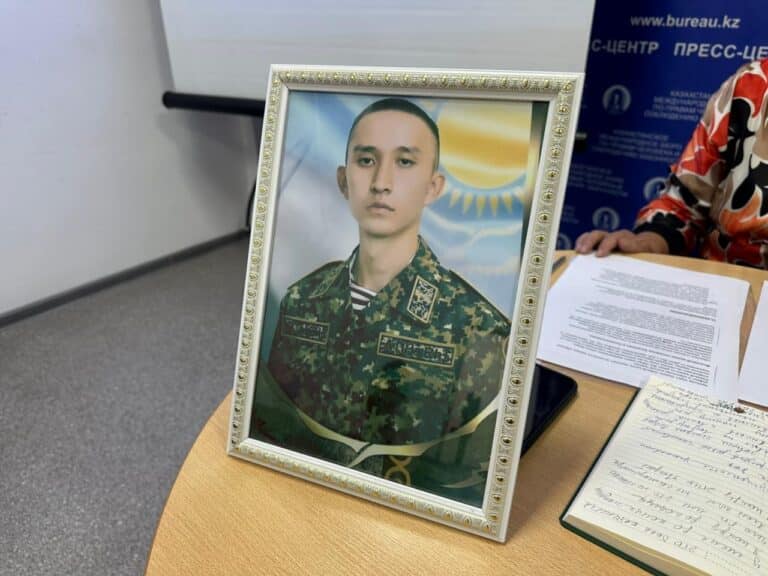 «Алты минутта екі оқ тиген»: сарбаздың анасы ұлының кісі қолынан өлгеніне сенімді