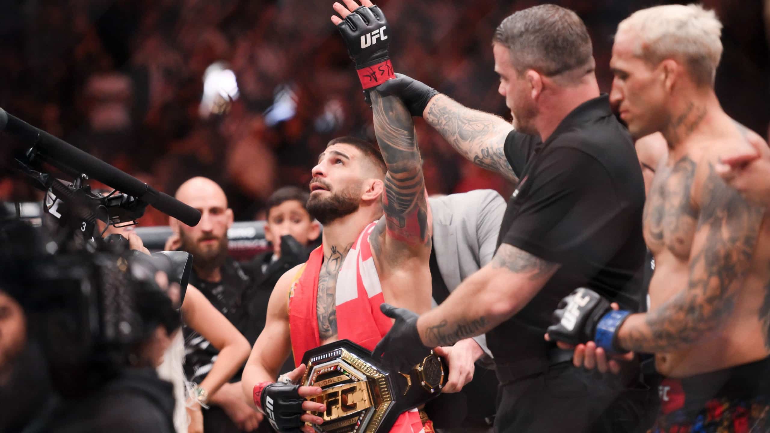 Чемпион UFC в легком весе (70 кг) и лидер рейтинга Pound-for-Pound Илия Топурия намерен сразиться в октагоне бывшим чемпионом промоушена Исламом Махачевым на турнире в Белом доме.