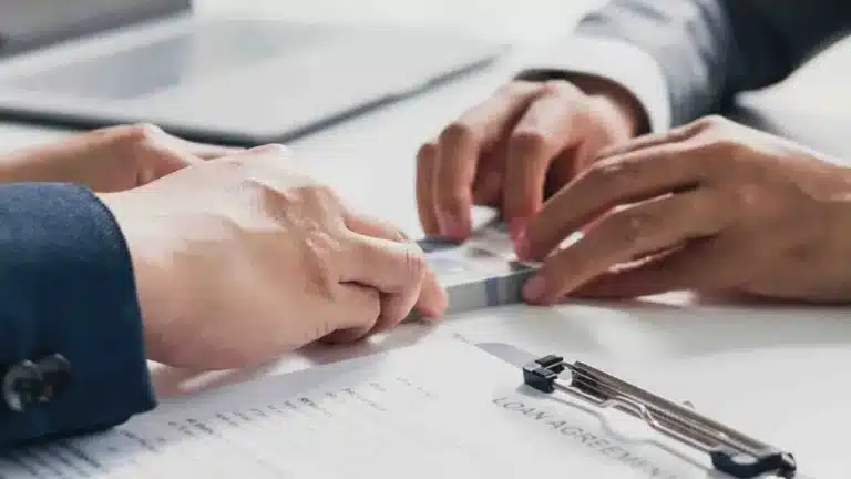 Банктегі ұйымдасқан топтар клиент келісімінсіз несие рәсімдеп жатыр – депутат 